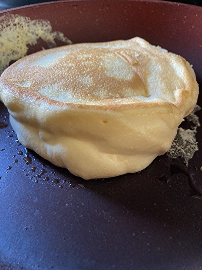 フライパンの上のパンケーキ